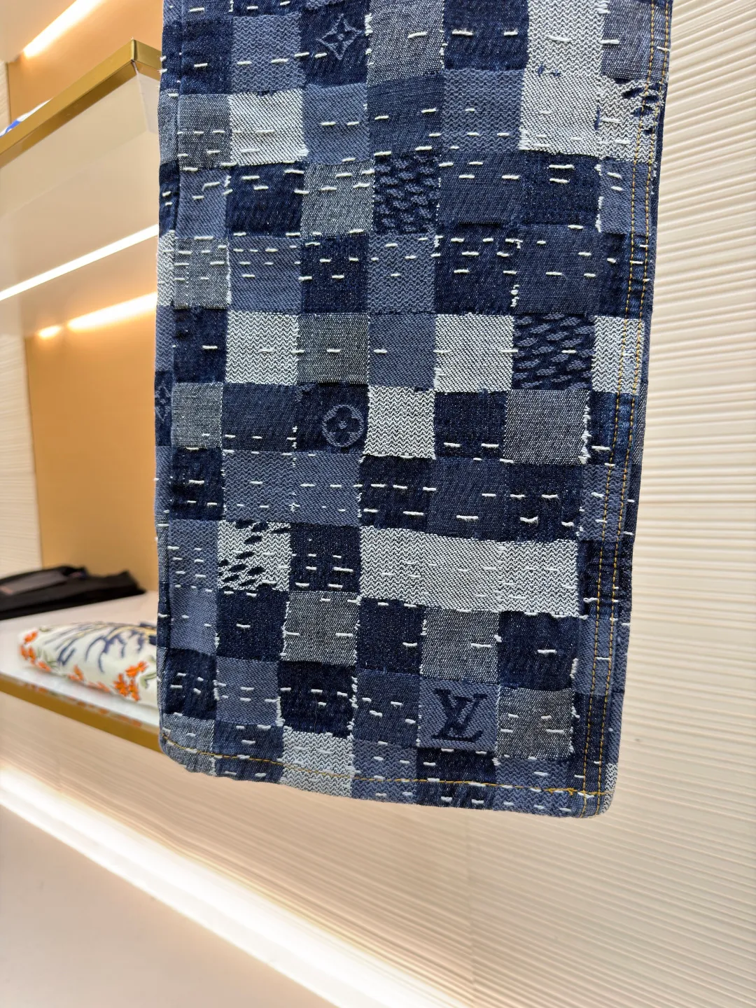 LOUIS VUITTON Nigo co-branded jacquard checkerboard denim trousers ●Authentic product: purchased and developed at 17600 ●Item number: 1680494-B55 ●Material: denim fabric ●Technology: jacquard production ●Version: fitted version ●Weight: about 870 grams ●Size: 28-30-32-34-36 ●Description: This skateboard jeans is from Pharrell The 2025 autumn and winter series collaborated by Williams and Nigo is made of 100% cotton fabric, which combines comfort and durability. The design cleverly incorporates the brand's iconic Damier plaid elements, paying tribute to traditional Japanese patchwork techniques through unique patchwork techniques. The trousers are cut in a classic five-pocket jean style, with pearlescent button placket and rivet embellishments at the front for refined details. An all-over logo jacquard accentuates the brand's identity, while a nubuck leather label adds a premium touch. The overall wiring is straight and delicate, the fabric is comfortable and soft, and the color is consistent without color difference. It can be matched with the same style to create a fashionable look and control various occasions. Customized accessories, complete with three standards, same style for men and women!